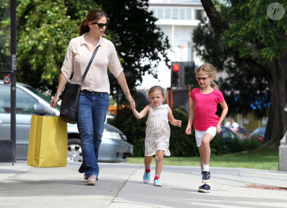 Jennifer Garner et ses filles Violet et Seraphina, le 2 juillet 2012 à Los Angeles