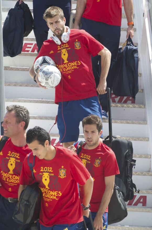 Gerard Piqué le 2 juillet 2012 à Madrid lors de la descente d'avion en provenance de Kiev après avoir glané un nouveau titre de champion d'Europe