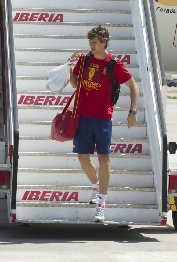 Les joueurs espagnols le 2 juillet 2012 à Madrid lors de la descente d'avion en provenance de Kiev après avoir glané un nouveau titre de champion d'Europe