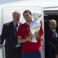 Iker Casillas le 2 juillet 2012 à Madrid lors de la descente d'avion en provenance de Kiev après avoir glané un nouveau titre de champion d'Europe