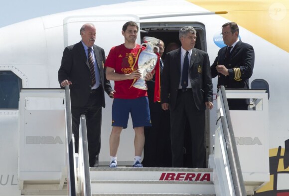 Iker Casillas le 2 juillet 2012 à Madrid lors de la descente d'avion en provenance de Kiev après avoir glané un nouveau titre de champion d'Europe