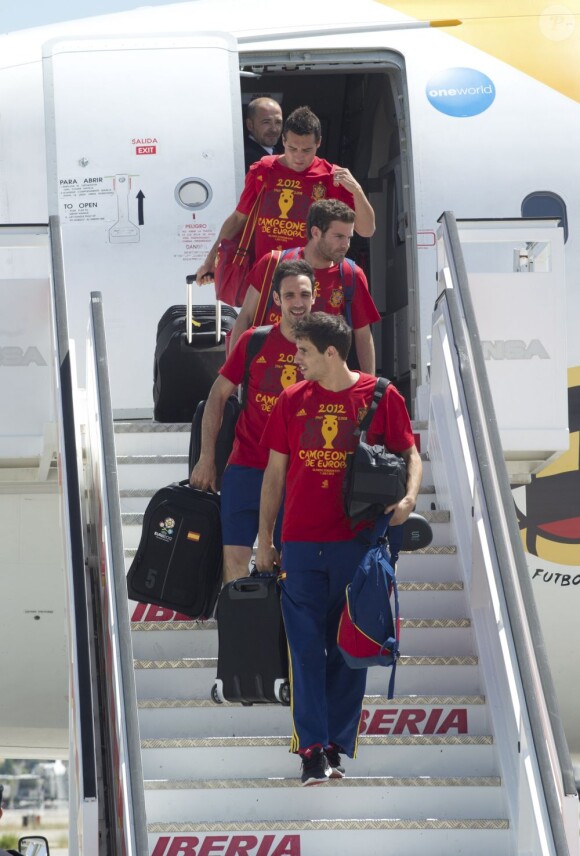 La Roja le 2 juillet 2012 à Madrid lors de la descente d'avion en provenance de Kiev après avoir glané un nouveau titre de champion d'Europe
