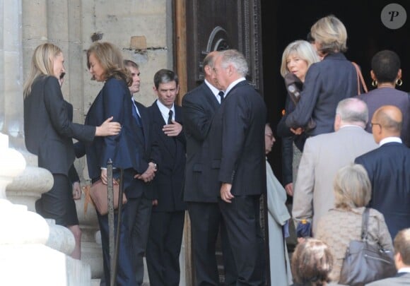 Valérie Trierweiler présente ses condoléances à la veuve aux obsèques d'Olivier Ferrand en l'église Saint-Sulpice, à Paris, le 4 juillet 2012.