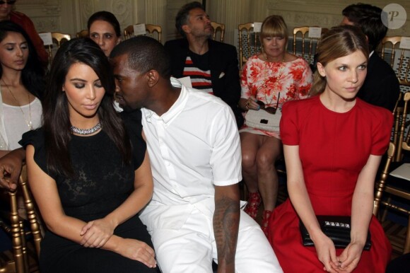 Kim Kardashian et Kanye West complices au premier rang du défilé Valentino à Paris le 4 juillet 2012 aux côtés de Clémence Poésy
