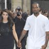 Kim Kardashian et Kanye West à leur arrivée au défilé Valentino à Paris le 4 juillet 2012