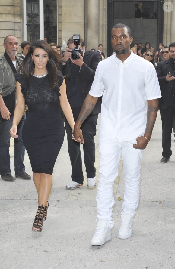 Kim Kardashian et Kanye West à leur arrivée au défilé Valentino à Paris le 4 juillet 2012