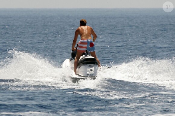 Lapo Elkann se baigne auprès d'un bateau (île de Pantelleria le 29 juin 2012)