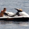 Lapo Elkann se baigne auprès d'un bateau (île de Pantelleria le 29 juin 2012)