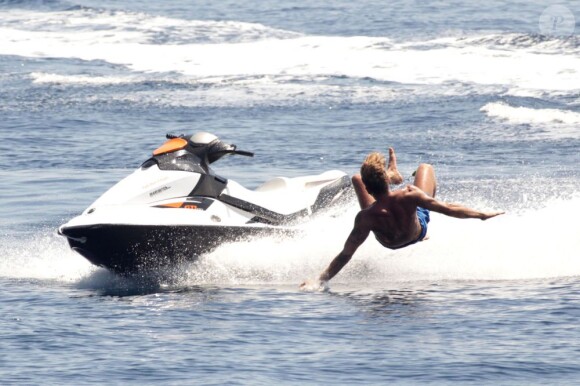 Lapo Elkann se baigne auprès d'un bateau (île de Pantelleria le 29 juin 2012)