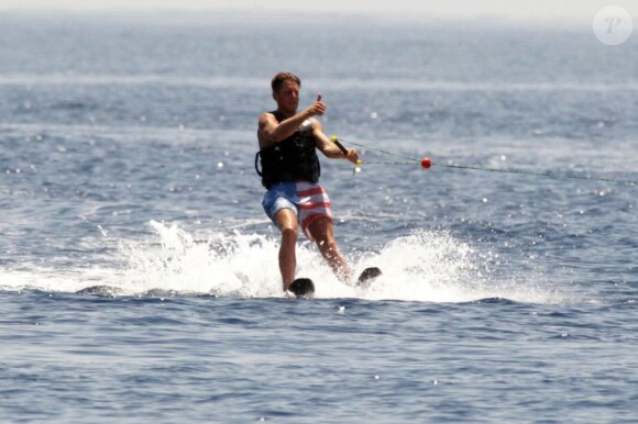 Lapo Elkann se baigne auprès d'un bateau (île de Pantelleria le 29 juin 2012)