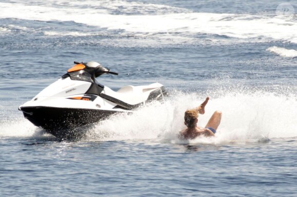 Lapo Elkann se baigne auprès d'un bateau (île de Pantelleria le 29 juin 2012)