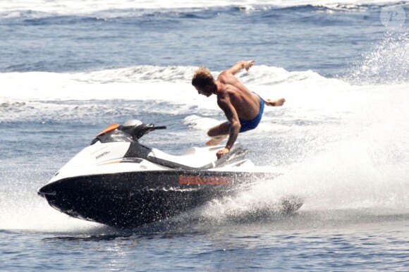 Lapo Elkann se baigne auprès d'un bateau (île de Pantelleria le 29 juin 2012)