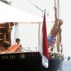 Ravi, Lapo Elkann se baigne en marge d'un bateau, sur l'île de Pantelleria le 29 juin 2012