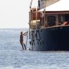Lapo Elkann se baigne auprès d'un bateau (île de Pantelleria le 29 juin 2012)