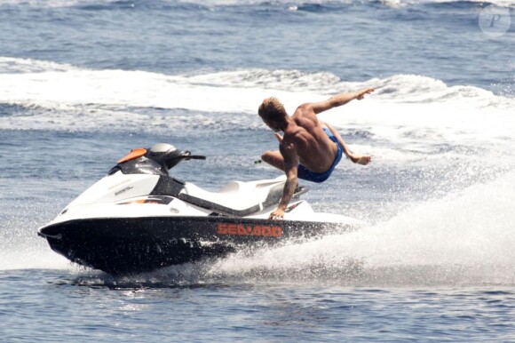Lapo Elkann se baigne auprès d'un bateau (île de Pantelleria le 29 juin 2012)