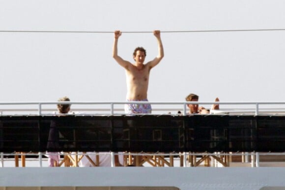 John Elkann sur un bateau, sur l'île de Pantelleria le 29 juin 2012