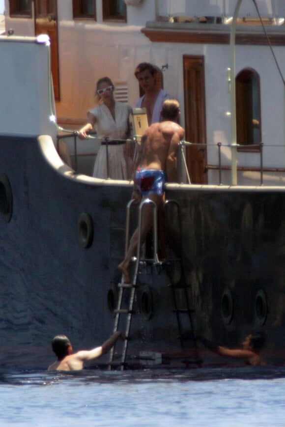 Pierre Casiraghi et Beatrice Borromeo en compagnie de Lapo Elkann qui se baigne en marge d'un bateau, sur l'île de Pantelleria le 29 juin 2012