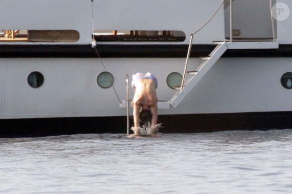 Lapo Elkann se baigne auprès d'un bateau (île de Pantelleria le 29 juin 2012)