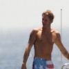 Lapo Elkann se baigne auprès d'un bateau, sur l'île de Pantelleria le 29 juin 2012