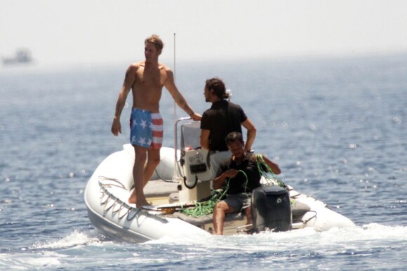 Lapo Elkann se baigne auprès d'un bateau, sur l'île de Pantelleria le 29 juin 2012