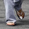 Mila Kunis dévoile une blessure à son pied dans les rues de Los Angeles en se rendant à son cours de Pilates. Le 5 juillet 2012