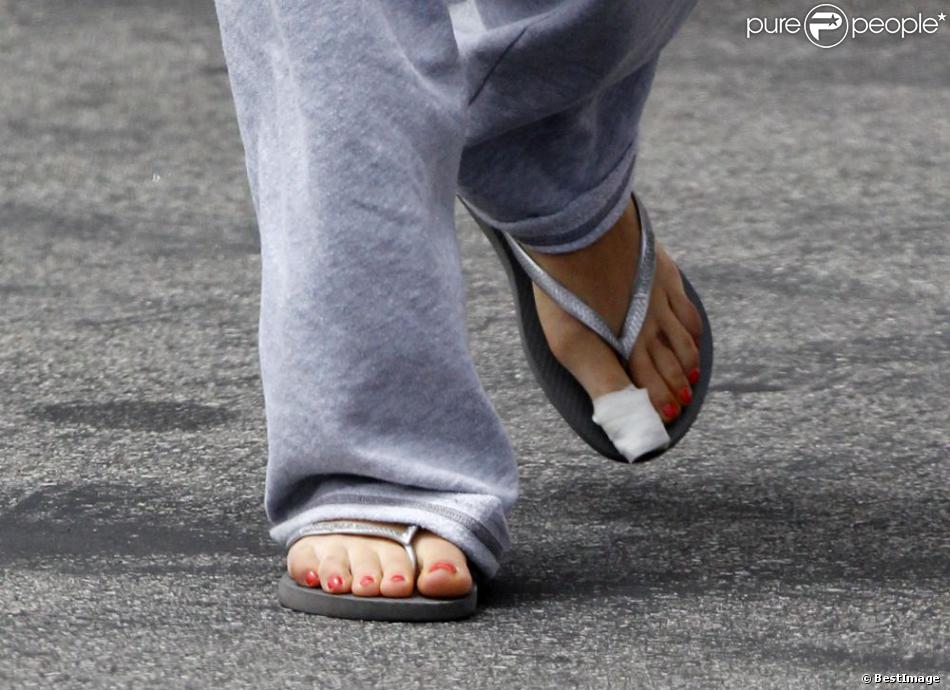 Mila Kunis dévoile une blessure à son pied dans les rues de Los Angeles en ...