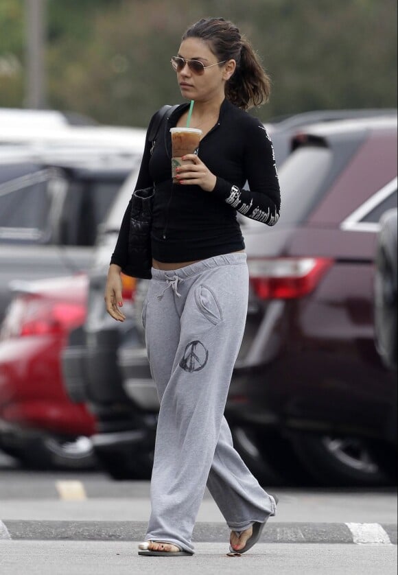 Mila Kunis dans les rues de Los Angeles se rend à son cours de Pilates. Le 5 juillet 2012