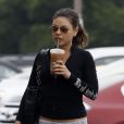 Mila Kunis, armée de sa boisson Staburcks dans les rues de Los Angeles se rend à son cours de Pilates. Le 5 juillet 2012