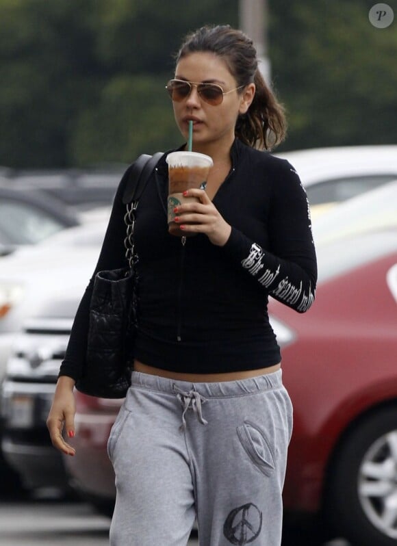 Mila Kunis, armée de sa boisson Staburcks dans les rues de Los Angeles se rend à son cours de Pilates. Le 5 juillet 2012