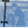 Mila Kunis et Ashton Kutcher ont passé un doux moment dans un bar de L.A se pensant à l'abri des regards indiscrets. Début juiller 2012