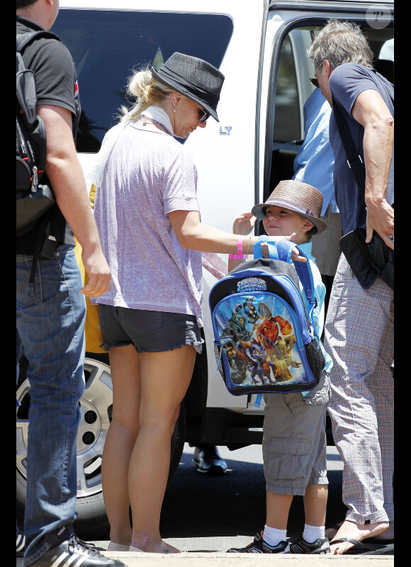 Britney Spears, Jason et Sean Preston arrivent à l'aéroport de Maui, le vendredi 6 juillet 2012 pour rentrer à Los Angeles.
