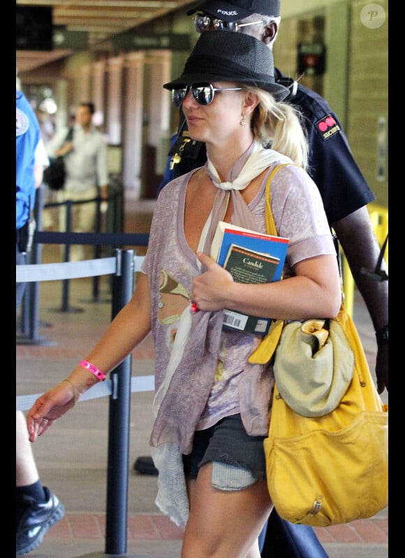 Britney Spears quitte Hawaï, le vendredi 6 juillet 2012 pour rentrer à Los Angeles.