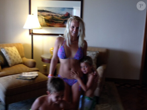 Britney Spears en bikini et ses deux petits garçons. (Photo Twitter @BritneySpears)