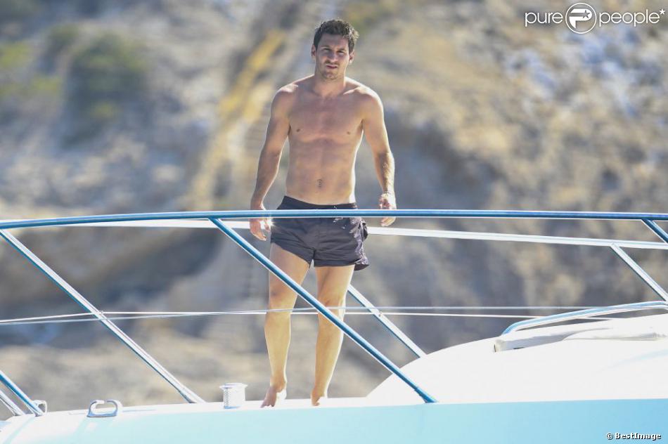 Exclu : Lionel Messi prend le soleil sur un yacht. 