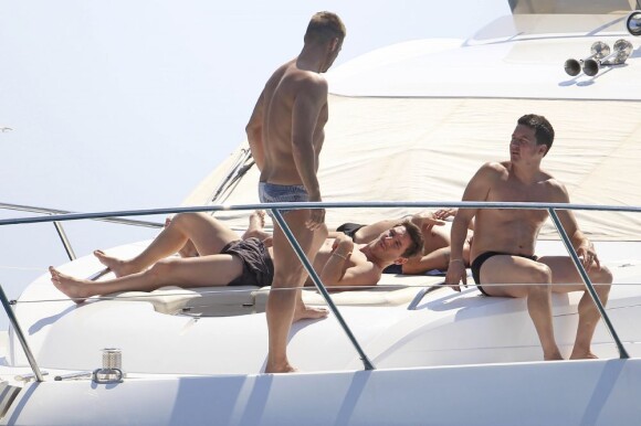 Exclu : Lionel Messi se détend sur un yacht en compagnie de quelques amis. Ibiza, le 3 juillet 2012.