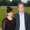 Lily Allen et son époux Sam Cooper à l'inauguration d'un club de cricket près de Londres le 8 juillet 2012. La chanteuse porte une robe noire et affiche quelques rondeurs.