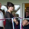 Lily Allen heureuse à l'inauguration d'un club de cricket près de Londres le 8 juillet 2012. La chanteuse porte une robe noire et affiche quelques rondeurs.