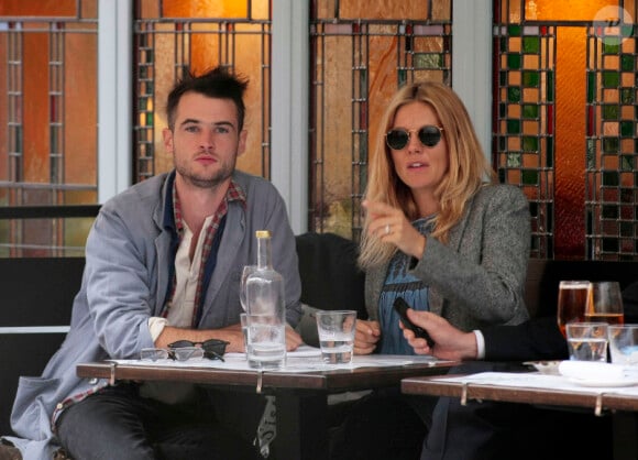 Sienna Miller et Tom Sturridge en mars 2012 à Londres