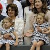 Myla Rose et Charlene Riva, les jumelles de Roger Federer, ont assisté au triomphe de leur papa à Wimbledon le 8 juillet 2012 en compagnie de leur maman Mirka et leur grand-mère Lynette