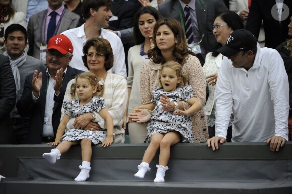 Myla Rose et Charlene Riva, les jumelles de Roger Federer, ont assisté au triomphe de leur papa à Wimbledon le 8 juillet 2012 en compagnie de leur maman Mirka et leur grand-mère Lynette