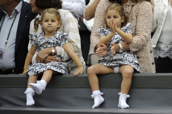 Charlene Riva et Myla Rose, les jumelles de Roger Federer, ont assisté le 8 juillet 2012 au triomphe de leur papa à Wimbledon en compagnie de leur maman Mirka et leur grand-mère Lynette