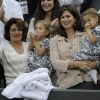Charlene Riva et Myla Rose, les jumelles de Roger Federer, ont assisté au triomphe de leur papa à Wimbledon le 8 juillet 2012 en compagnie de leur maman Mirka et leur grand-mère Lynette