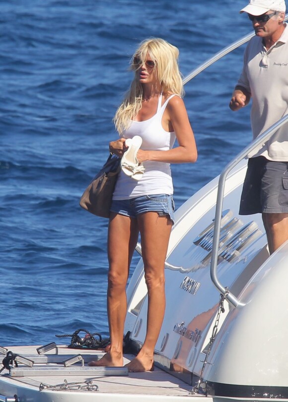 Victoria Silvstedt sur un bateau dans la baie de Monaco, le 8 juillet 2012.