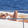 Victoria Silvstedt en pleine séance de bronzage sur un bateau dans la baie de Monaco, le 8 juillet 2012.
