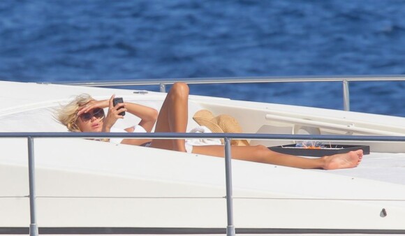 Victoria Silvstedt en pleine séance de bronzage sur un bateau dans la baie de Monaco, le 8 juillet 2012.