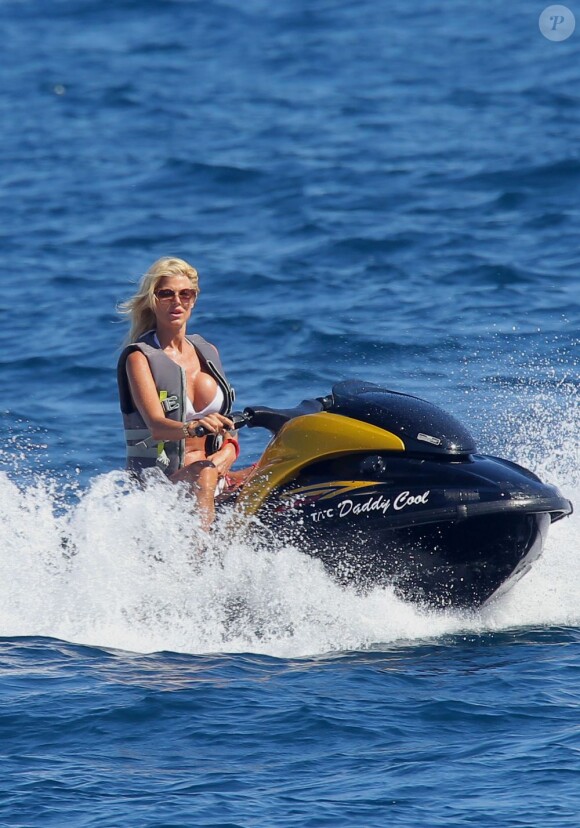 Victoria Silvstedt se balade en jet-ski dans la baie de Monaco, le 8 juillet 2012.