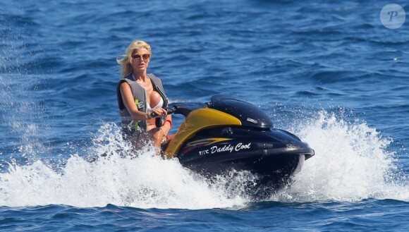 Victoria Silvstedt se balade en jet-ski dans la baie de Monaco, le 8 juillet 2012.