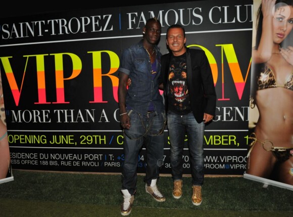 Mario Balotelli et Jean-Roch lors d'une soirée au Vip Room de Saint-Tropez le week-end du 7 et 8 juillet 2012