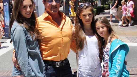 Sylvester Stallone : Moment de complicité avec ses filles, sosies de leur mère