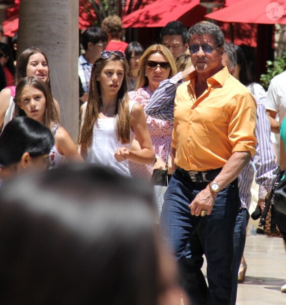 L'acteur Sylvester Stallone se promène à Los Angeles avec ses trois filles, le lundi 9 juillet 2012.